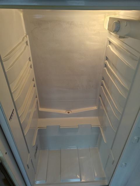 Interno del frigorifero vuoto e pulito, dopo la pulizia